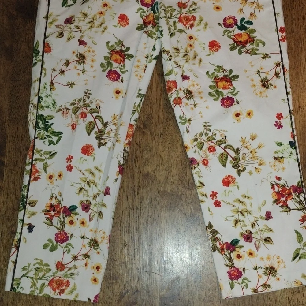 Disney White Floral Alice Through The Looking Glass Capri Pants 8 - Picture 3 of 5